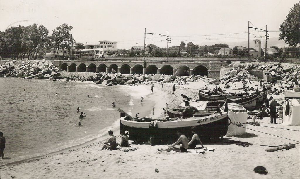 12. Platja de les barques i el barri de pescadors de Can Sans